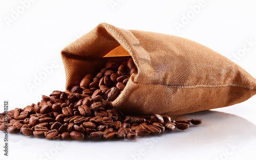 bolsa de granos de café sobre fondo blanco 