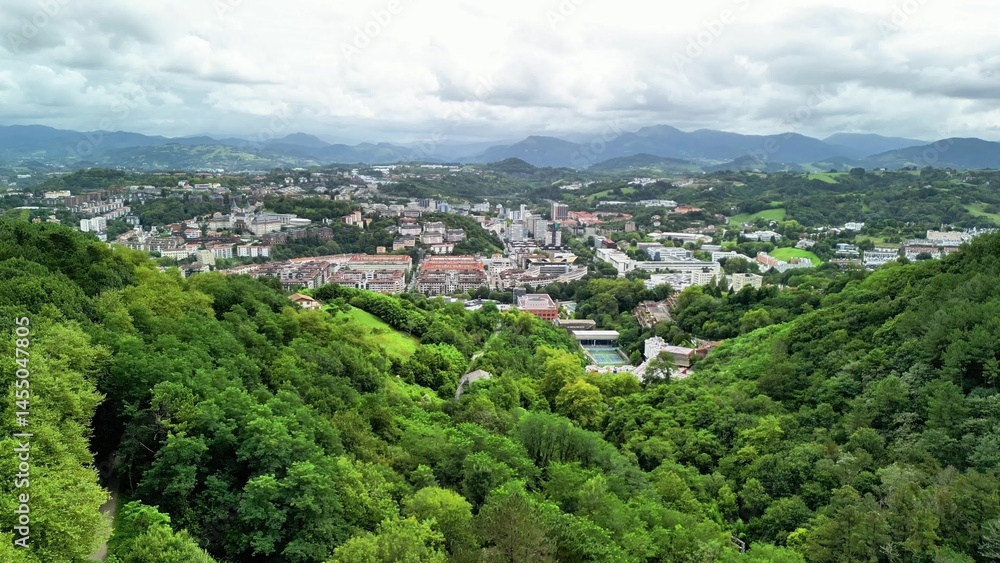 Obraz premium Breathtaking Scenic Overlook of a Vibrant City Nestled Among Lush Green Mountains