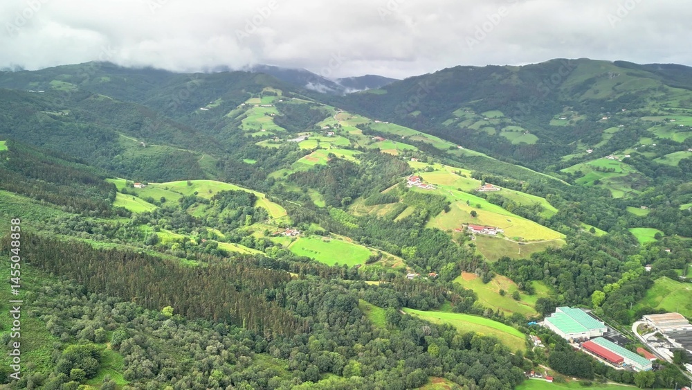 Obraz premium Scenic and Beautiful Aerial View of Lush Green Hills and Expansive Valleys in a Serene Landscape