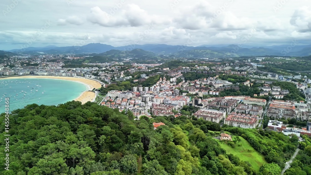 Obraz premium Stunning Aerial View of a Beautiful Coastal City with Picturesque Beaches and Lush Greenery