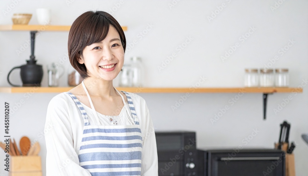 キッチンに立つ女性 キッチンに立つ女性