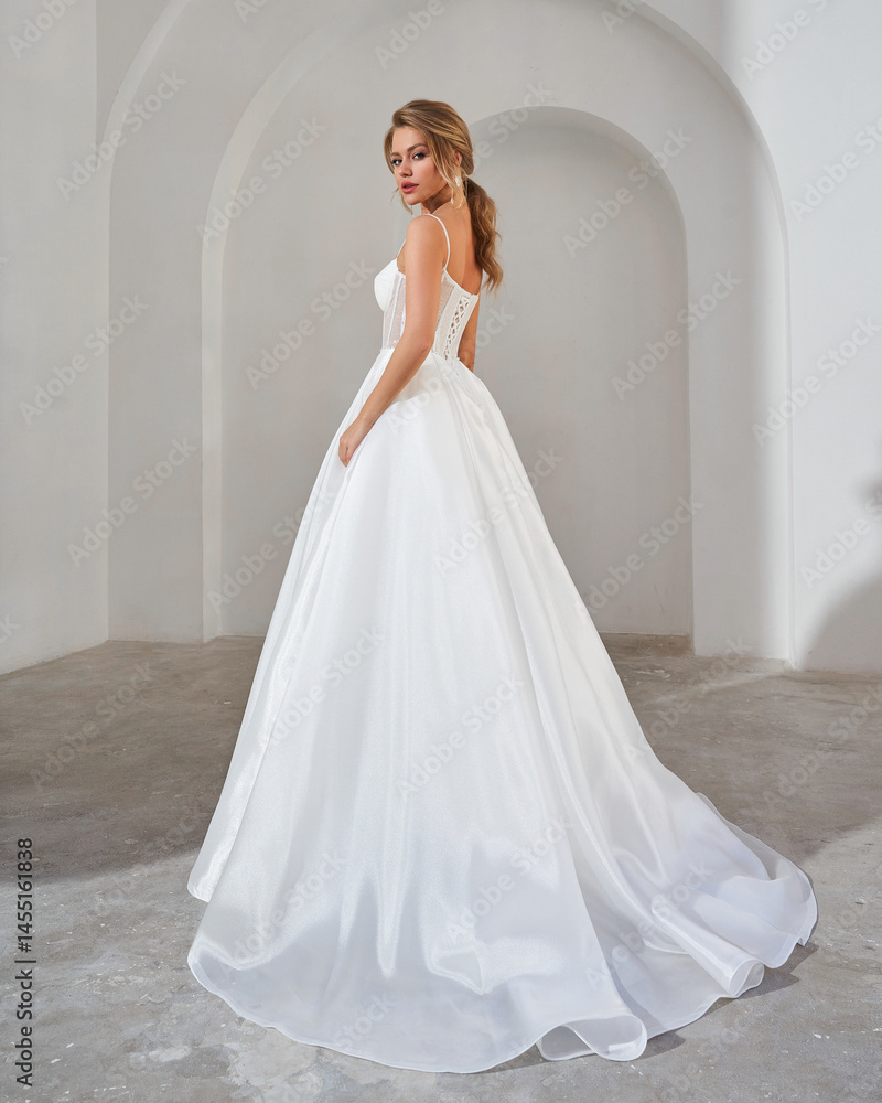 Fototapeta premium Elegant Bride in White Wedding Dress..