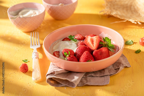 Obraz na płótnie Tasty and creamy strawberries with cream and sugar. w salonie