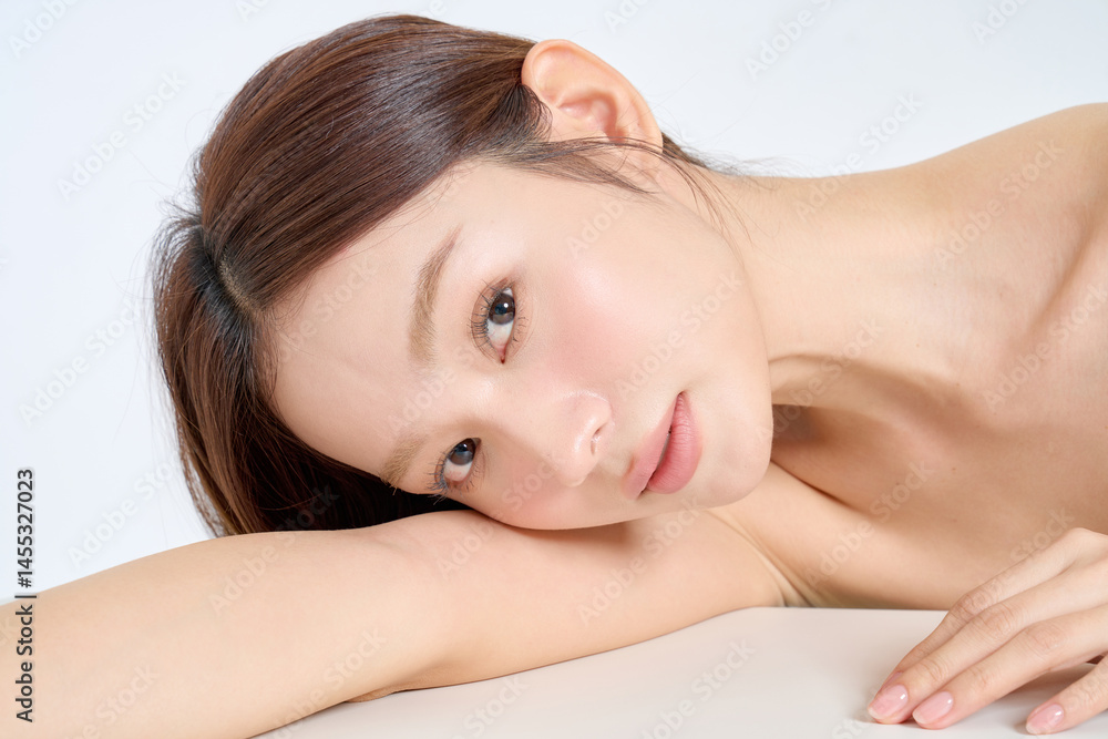 白背景で撮影をした美しい女性のナチュラルなビューティーイメージ 白背景で撮影をした美しい女性のナチュラルなビューティーイメージ