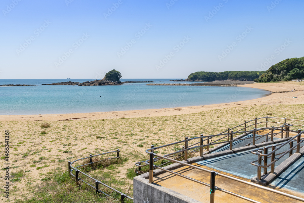 Obraz premium あづり浜の雀島（三重県志摩市志摩町）