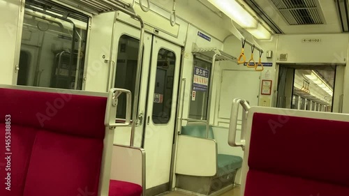 閑散とした乗客のいないローカル鉄道車両の内部