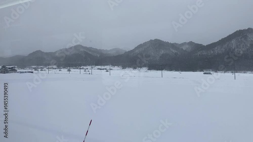 会津の厳冬期，雪原の中にある山の美しい風景