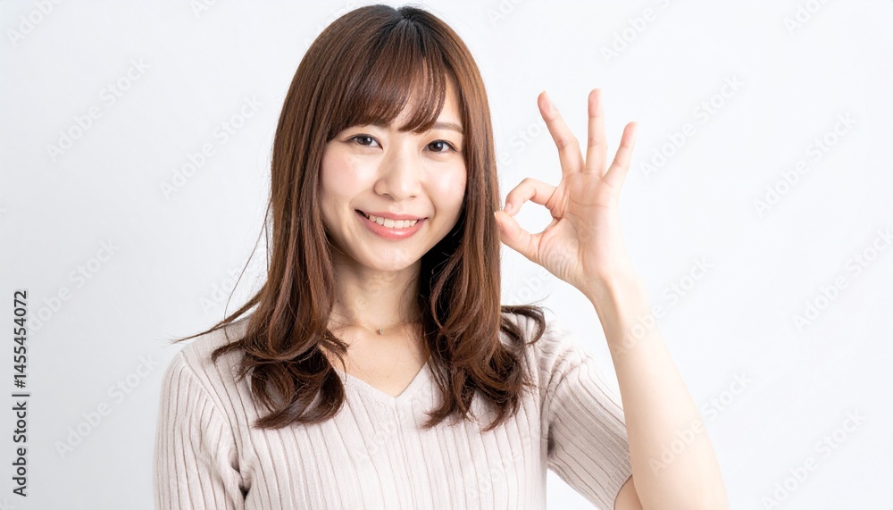 オーケーサインをする日本人女性の笑顔ポートレート|明るく元気・ポジティブな表情 オーケーサインをする日本人女性の笑顔ポートレート|明るく元気・ポジティブな表情