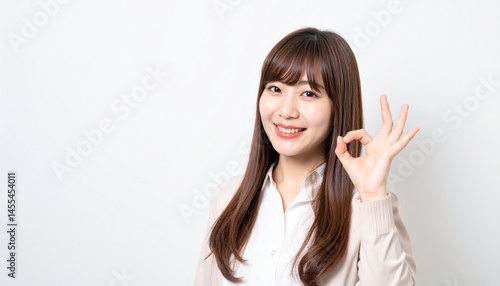 Wallpaper Mural オーケーサインをする日本人女性の笑顔ポートレート｜明るく元気・ポジティブな表情 Torontodigital.ca