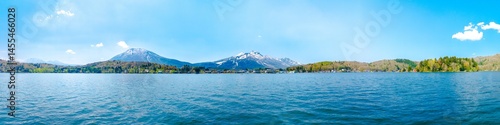 野尻湖の湖上から望む妙高山と町並み｜長野県信濃町の春の風景
