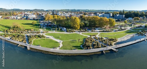 Fotografi Aerial view of people enjoying a sunny day at Rotorua Lakefront Reserve, a popular park with walking paths, playgrounds, and lake access in New Zealand