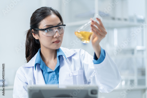 Quadro su tela Asian Researcher using a microscope in the clinical lab