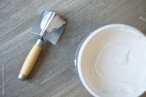 Konstfotografi The spatula for the corners and the jar with putty