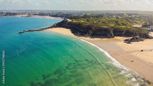 Vue aérienne de la côte bretonne, St Lunaire, côte d'Emeraude, Bretagne, France