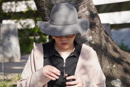 下を見る帽子の女性