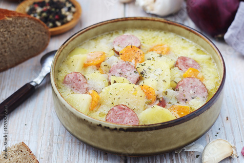Obraz na płótnie A bowl with traditional German potato soup with sausages w salonie
