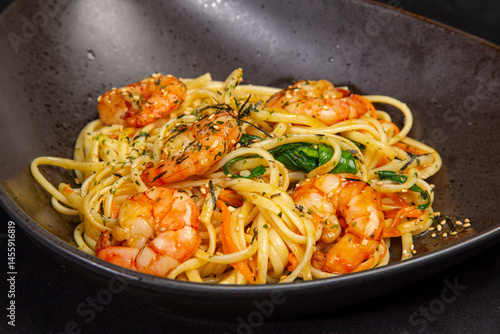 Gericht mit Nudeln und Shrimps