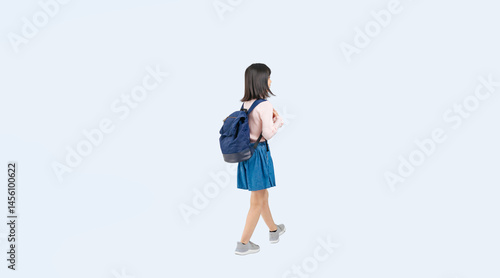 リュックを背負って歩く小学生の女の子の後ろ姿の全身写真（切り抜き背景透過PNGも販売しております。↓作成者リンクから「PNG」で検索してください）