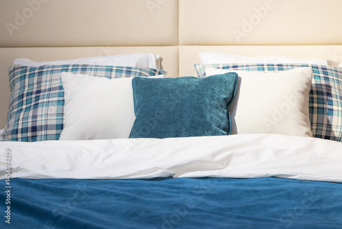 Obraz na płótnie Closeup of cushions on bed w salonie