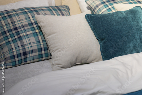 Obraz na płótnie Closeup of cushions on bed w salonie