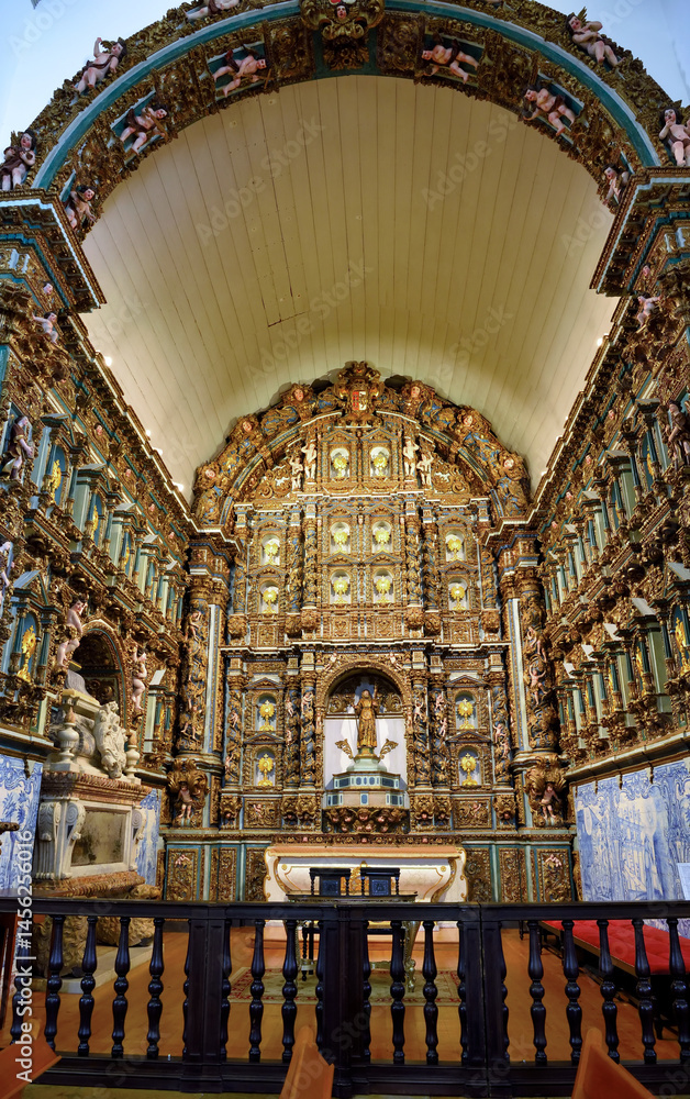 Obraz premium interior of the cathedral of santa maria consecrated in the 14th century, construction began in 1251 in Gothic style Faro Portugal