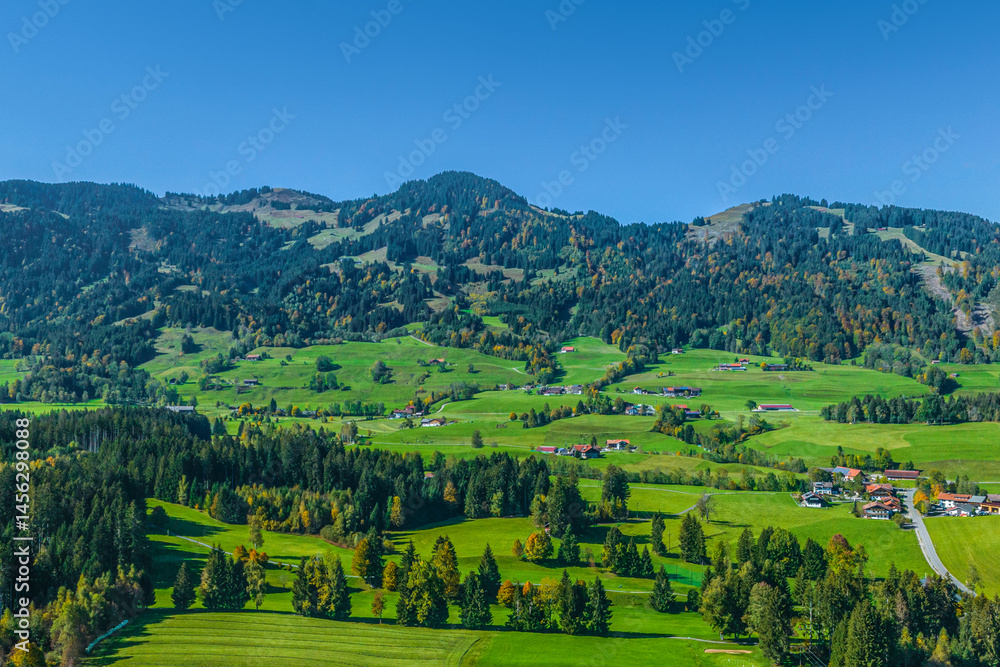 Fototapeta premium Herrlicher Oktobertag im Oberallgäu zwischen Tiefenberg und Ofterschwang