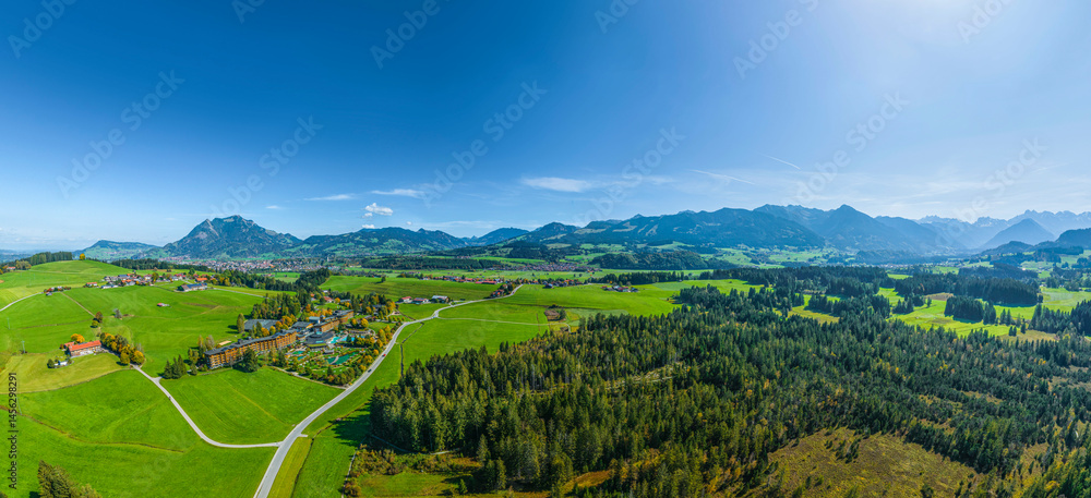 Das Wandergebiet Tiefenberger Moos im Oberallgäu an einem sonnigen Herbsttag von oben