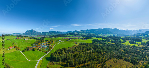 Obraz na płótnie Das Wandergebiet Tiefenberger Moos im Oberallgäu an einem sonnigen Herbsttag von oben w salonie