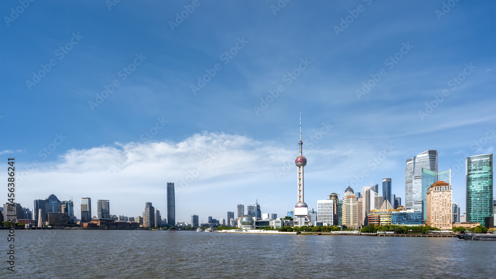 Obraz premium Breathtaking Panoramic View of Shanghai's Iconic Skyline Beneath Clear Blue Skies