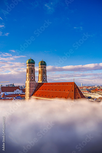 die Frauentürme, Münchens Wahrzeichen und Stadtansicht im Winter