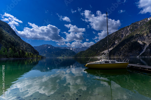 Am Achensee in Tirol mit Blick über den See und die Alpen mit Spiegelung im See.