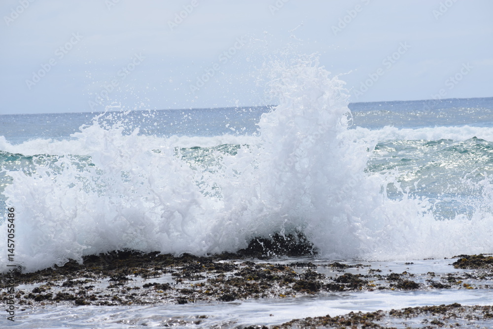 Obraz premium waves crashing onto the beach