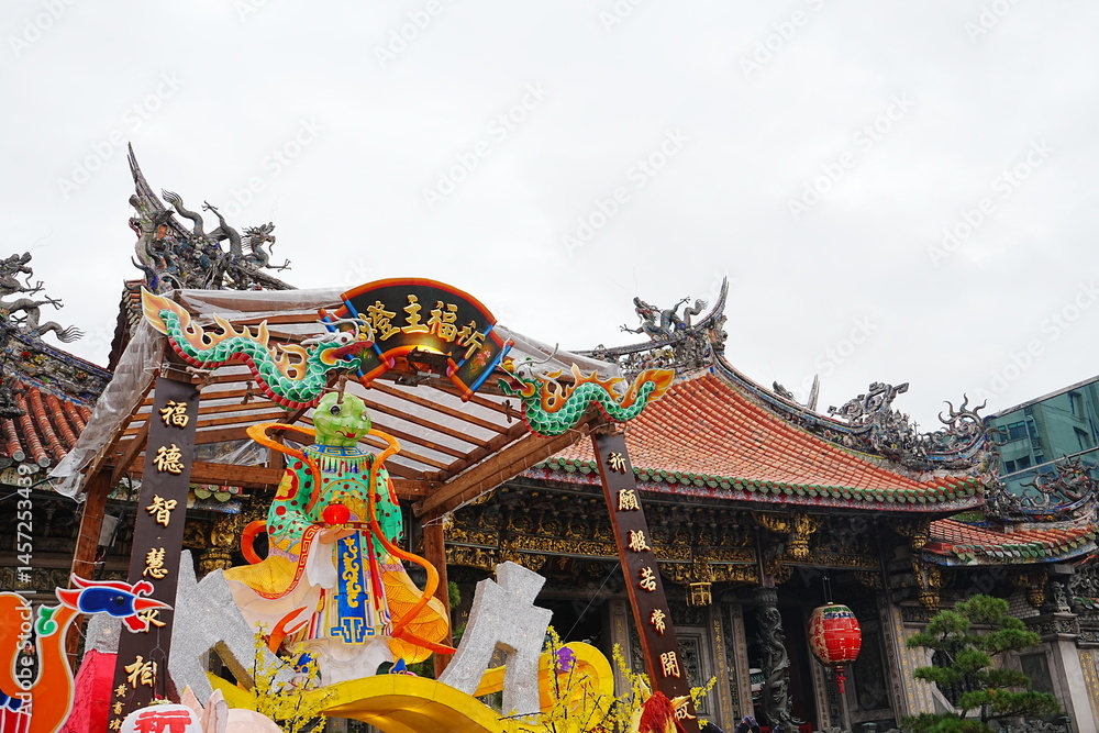 Fototapeta premium The Oldest Temple in Taipei, Taiwan, Lung Shan or Longshan Temple - 台湾 台北 台北最古の寺の龍山寺