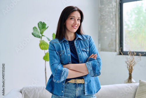 Obraz na płótnie Portrait of beautiful young confident woman in home interior w salonie
