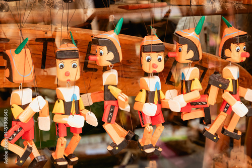 Obraz na płótnie Showcase with charming wooden Pinocchio puppets for puppet theater w salonie