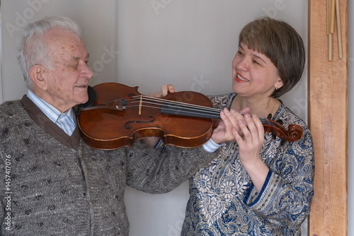 Wallpaper Mural Eine lächelnde Geige- oder Viola Lehrerin zeigt einem  älteren Schüler die Haltung des Instruments. Torontodigital.ca