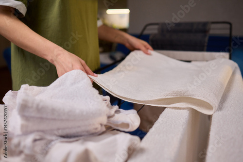 Canvas-taulu Arranging Freshly Laundered Towels Neatly on a Drying Rack for Optimal Drying an
