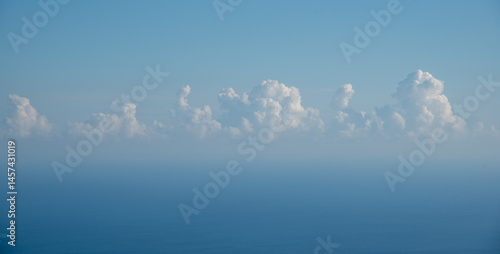 Obraz na płótnie Majestic clouds hovering above tranquil ocean horizon w salonie