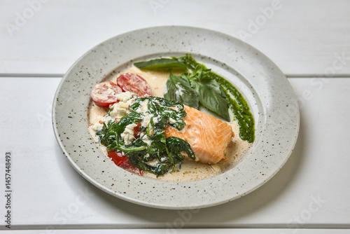 Obraz na płótnie Creamy Salmon with Spinach, Tomato, and Basil w salonie