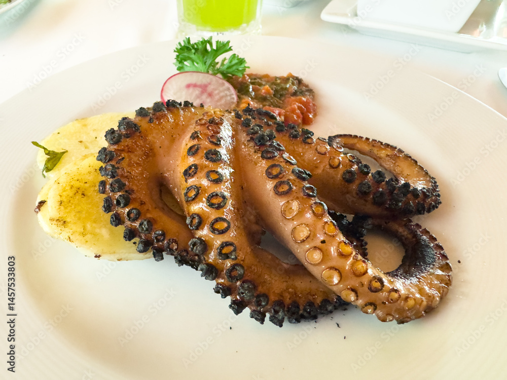 Pulpo a la plancha, con papas y salsa de tomate