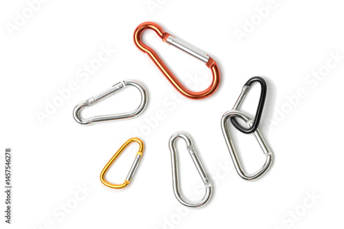 白い背景にある大小複数のカラビナ