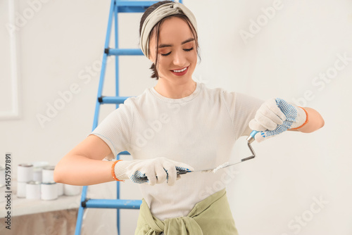 Young woman with putty kniv...