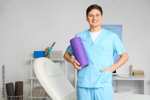 Male physiotherapist with f...