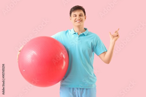 Male physiotherapist with f...
