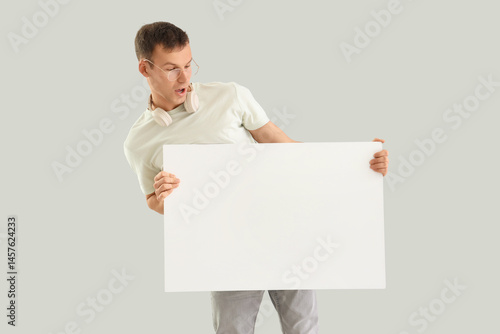 Surprised man with blank po...