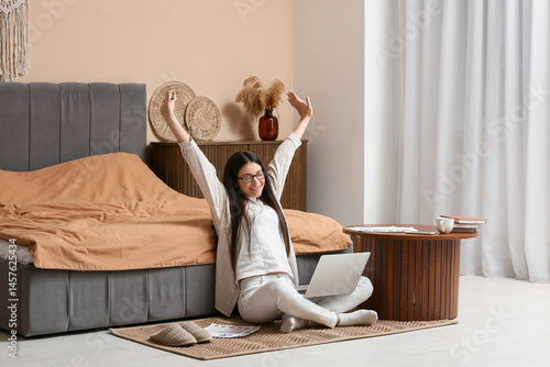 Beautiful young woman worki...