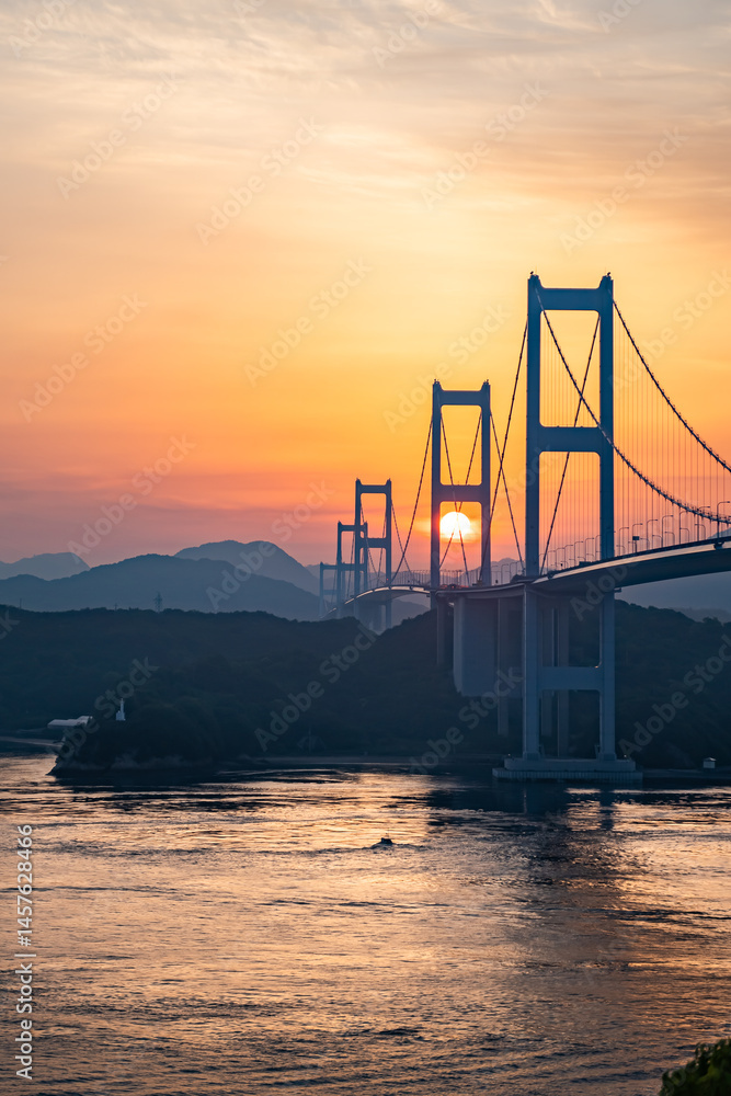 Obraz premium 太陽と橋
