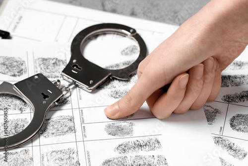 Foto Taking of suspect's fingerprints in police department, closeup