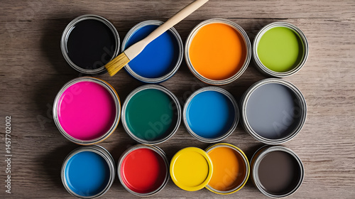 frascos de temperas de variados colores y pinceles de diversas medidas