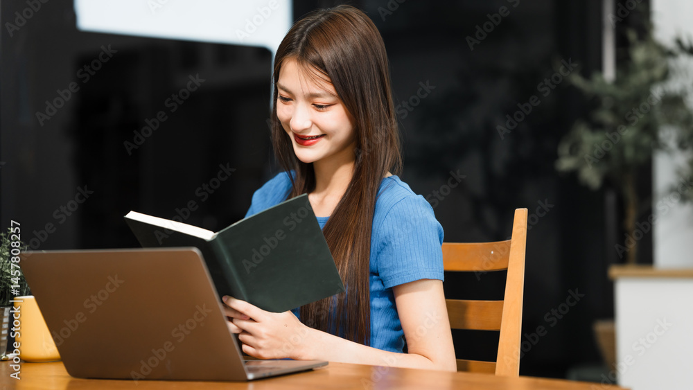 Obraz premium An Asian woman sits comfortably at her home desk, focused on her laptop. She works online in a relaxed setting, managing tasks efficiently with dedication, concentration, and a positive attitude